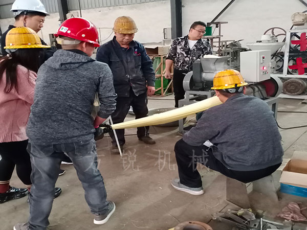 徐州客戶到廠選購全自動朝鮮冷面機并進行試機